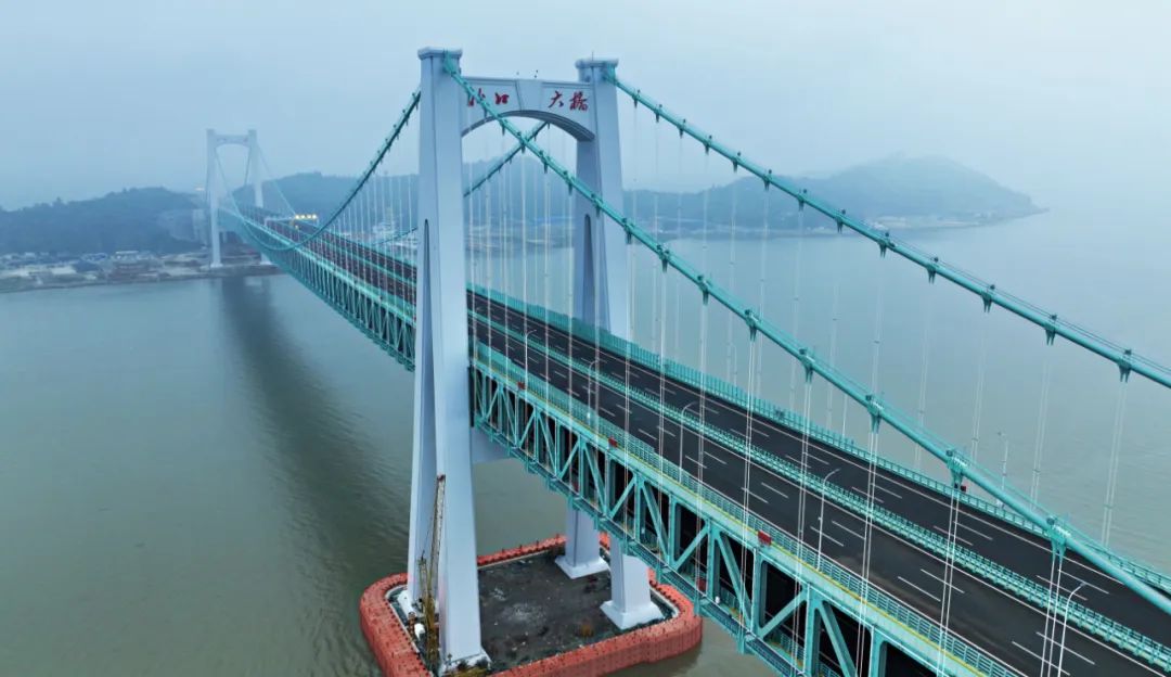 世界首座三塔四跨双层钢桁梁悬索桥通车