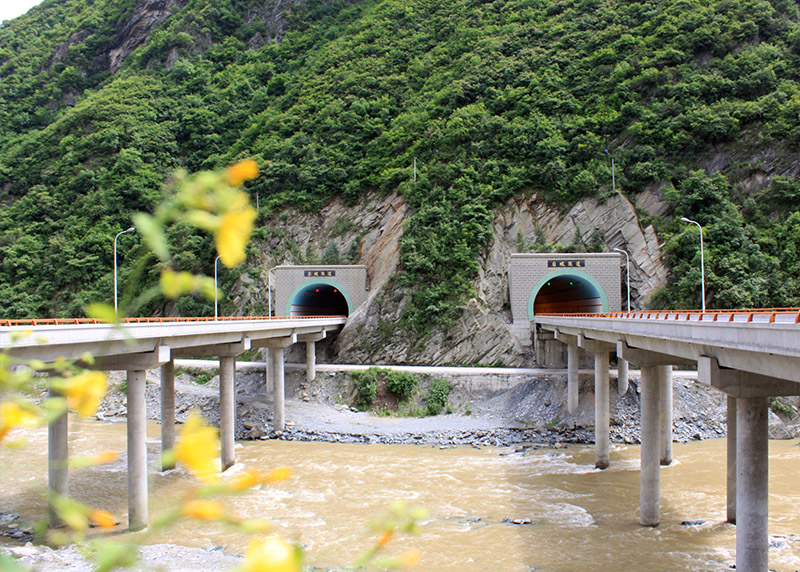 西康高速公路后坡隧道