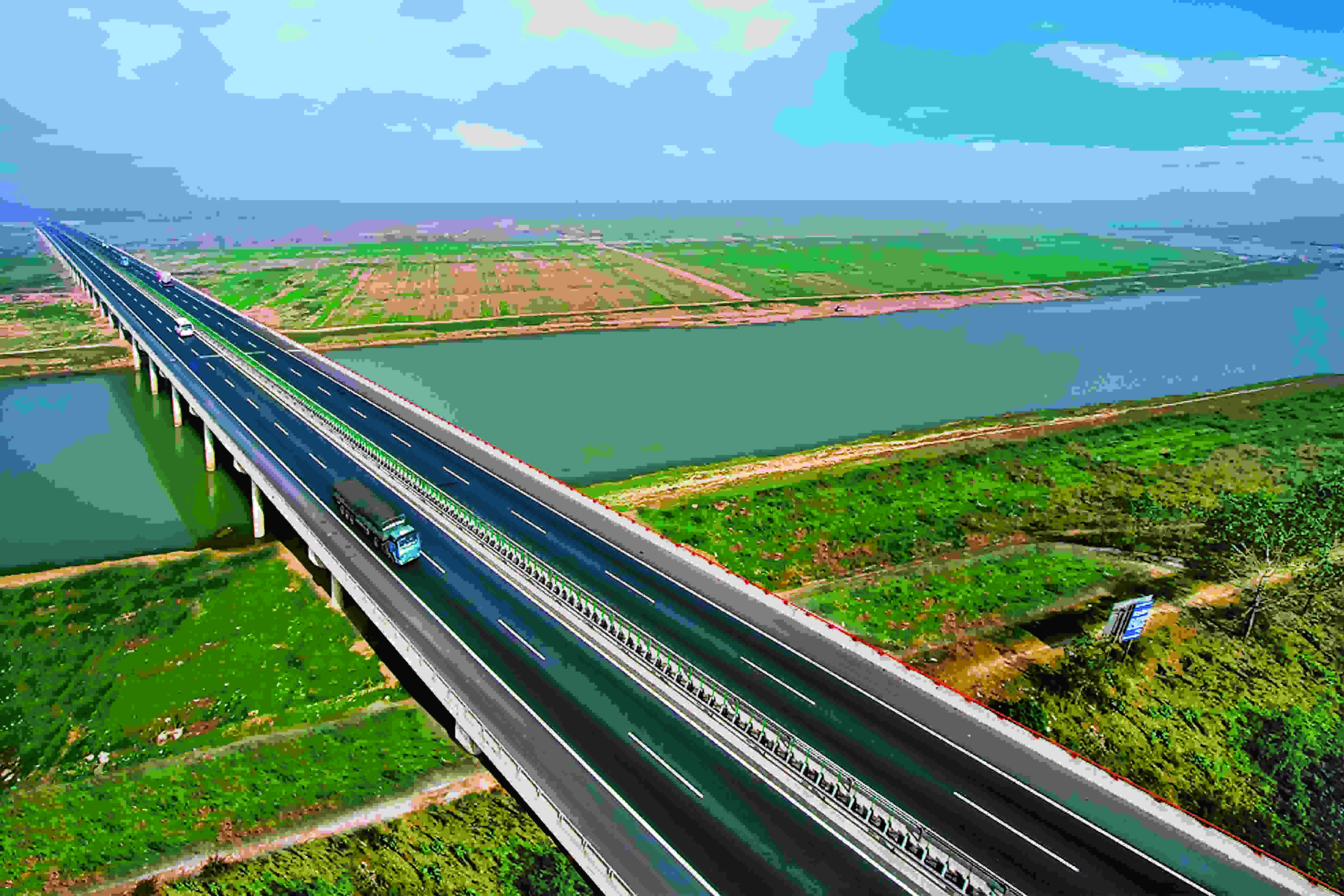 大桥" title="京沪高速公路江苏沂淮段新沂河特大桥" />京沪高速公路