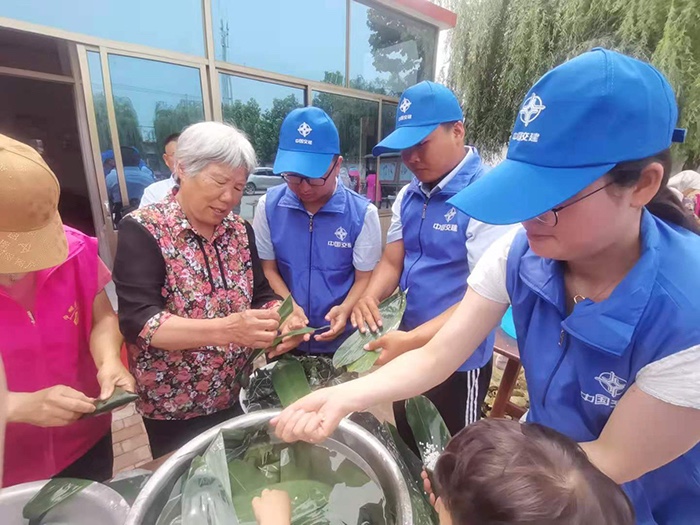 开展端午节包粽子活动
