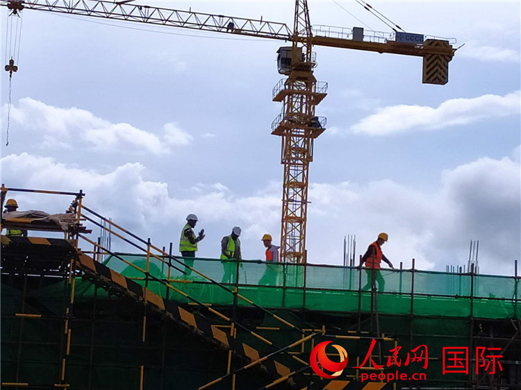 工人和技术人员正在新航站楼进行施工。人民网记者 黄培昭摄