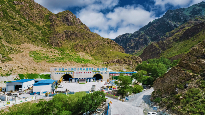 新疆G575线东天山特长隧道