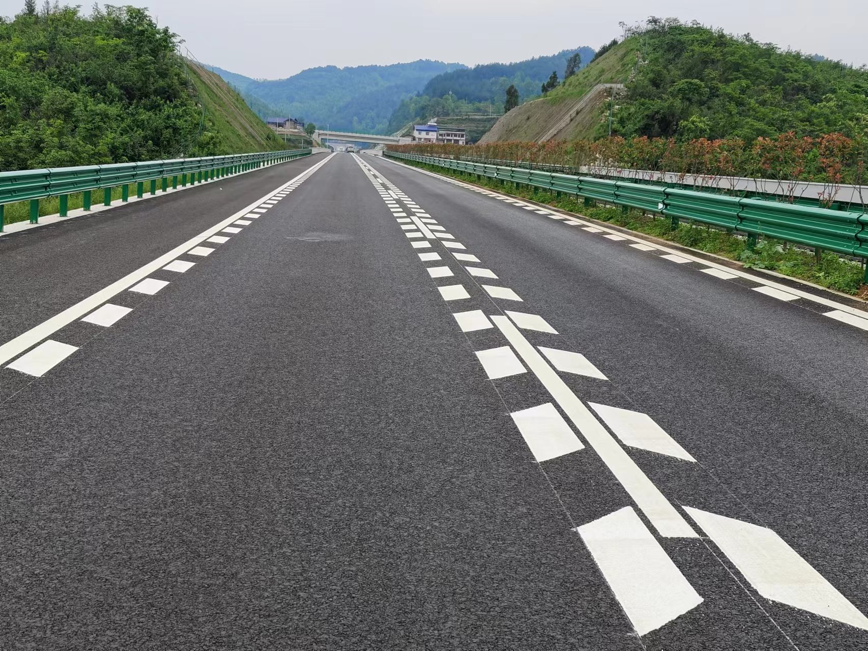 贵州德余高速公路正式建成通车