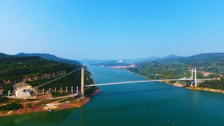 三峡库区再添新地标！重庆在建跨径最大桥梁新田长江大桥顺利合龙