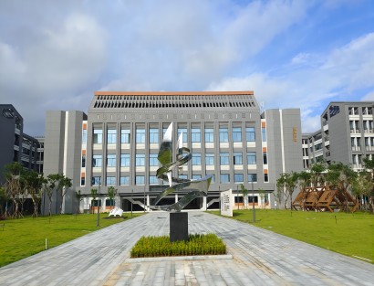 海南陵水华中师范大学顺湖中学