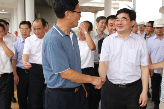 卢春房副总经理同我局卢静总经理亲切握手交谈