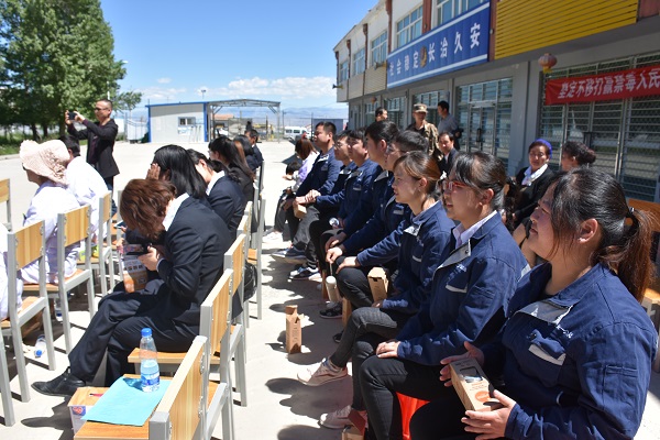 1561806725614413.jpg 新疆G575项目应邀参加松树塘社区“不忘初心 牢记使命”主题党日活动 (2).JPG