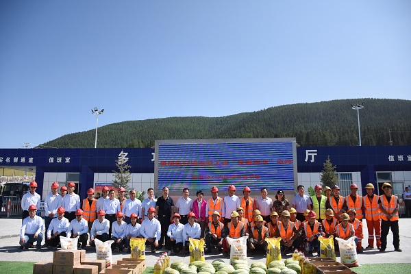 1564651788520201.jpg 新疆自治区总工会一行到新疆G575项目进行“夏送清凉”慰问活动.JPG