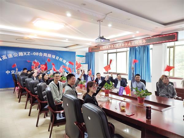 1570582681634240.jpg 观看阅兵仪式 (1).jpg