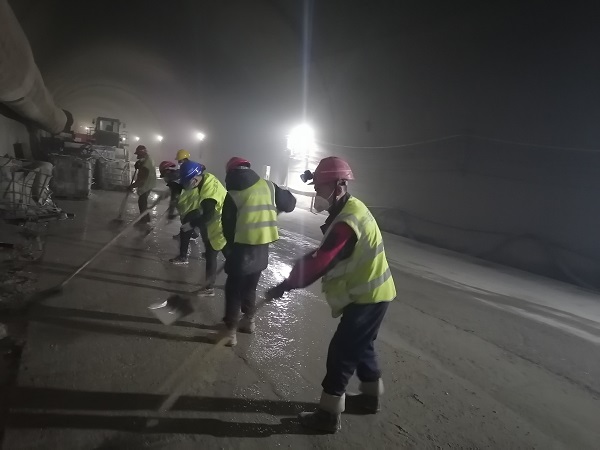 1595147234509080.jpg 7月19日 新疆G575土建一标组织党员干部进班组活动.jpg