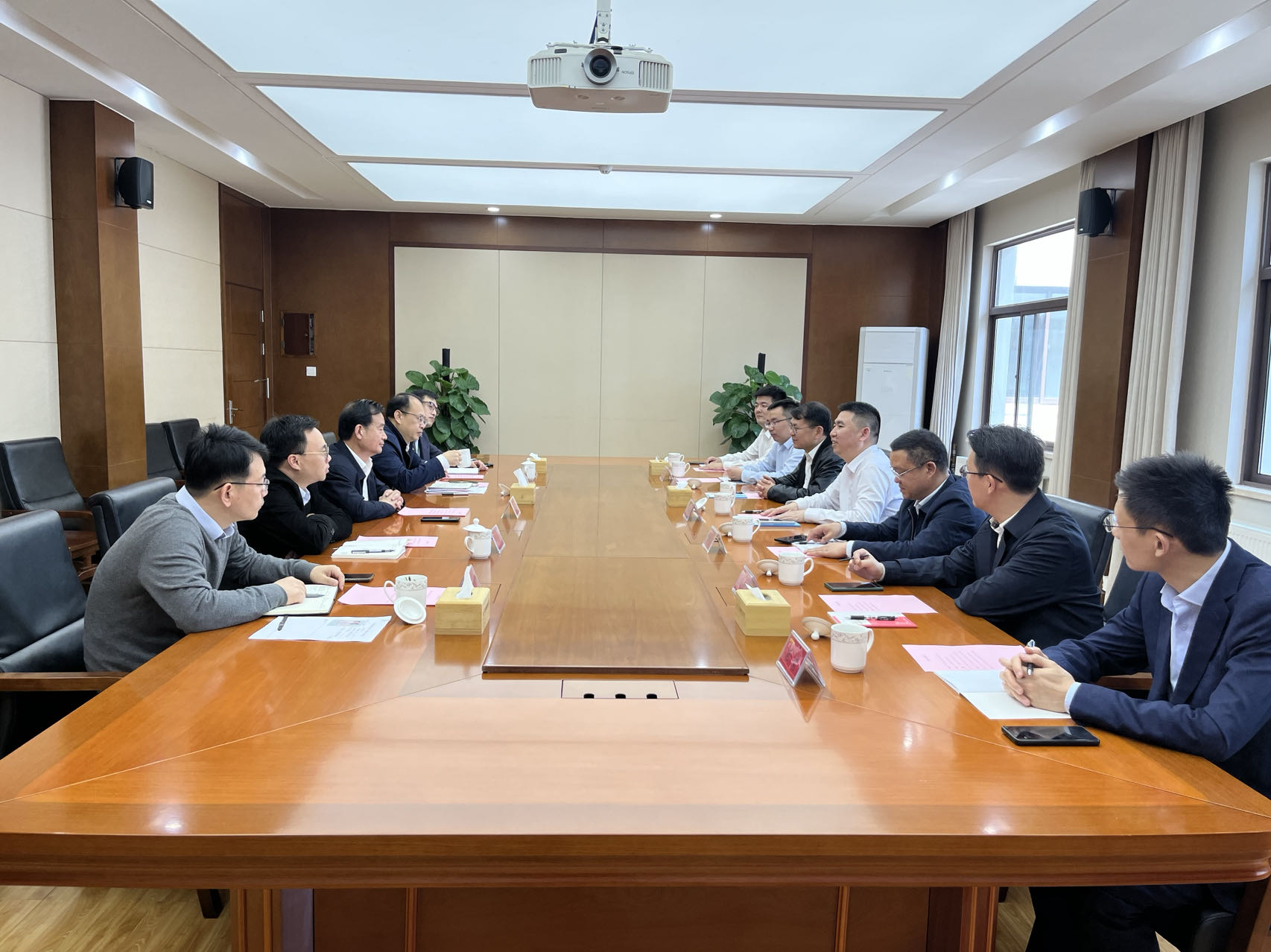 1684116982556148.jpg 刘拥华与叶善祥就深化合作进行座谈交流.jpg