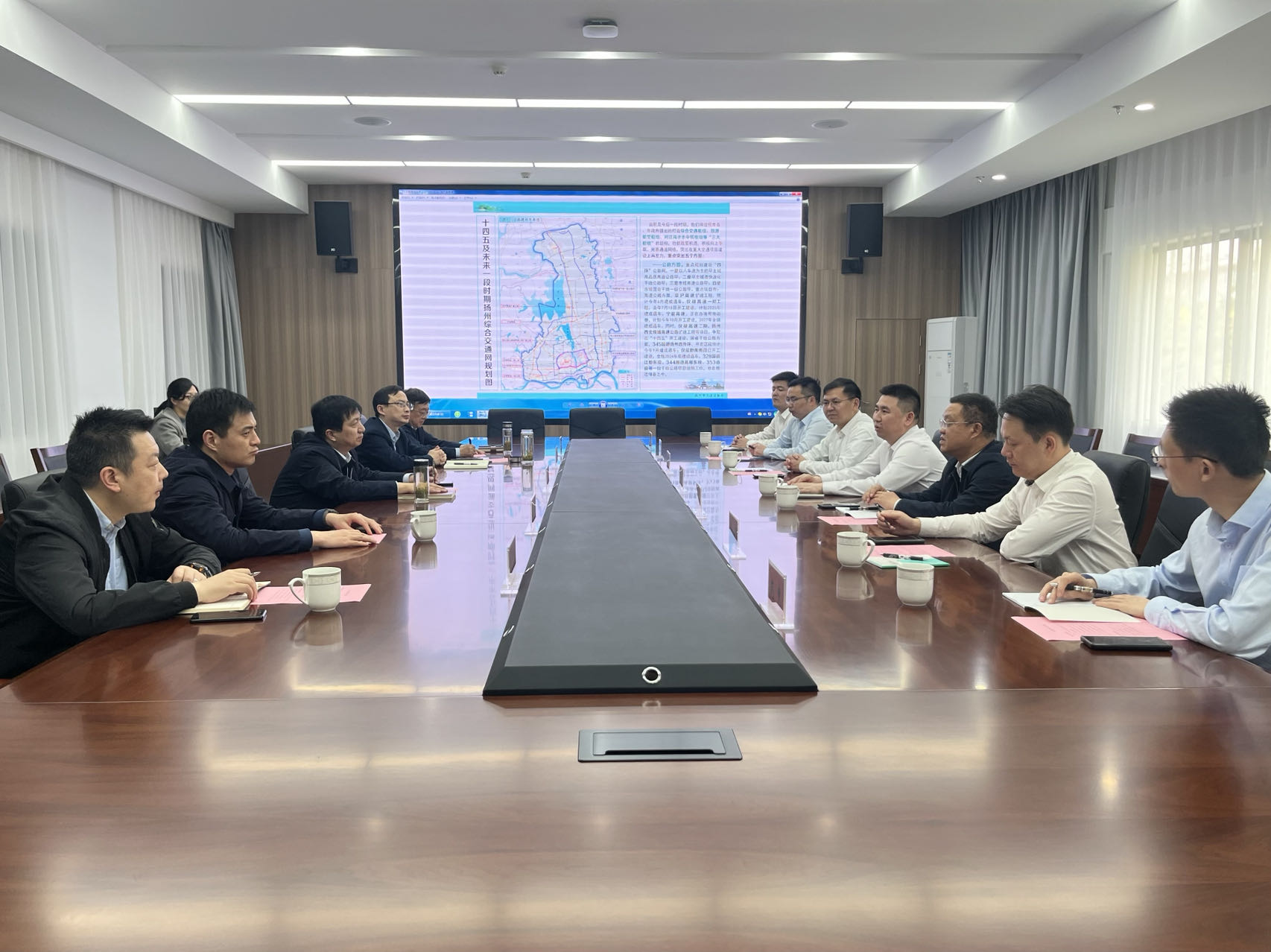 1684116962410651.jpg 刘拥华与夏正东就深化合作进行座谈交流.jpg