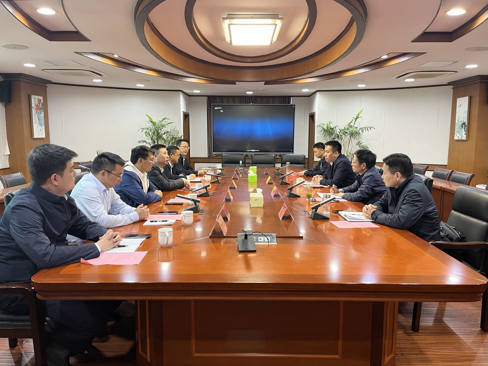 1684116994603105.jpg 刘拥华与郭永强就深化合作进行座谈交流.jpg