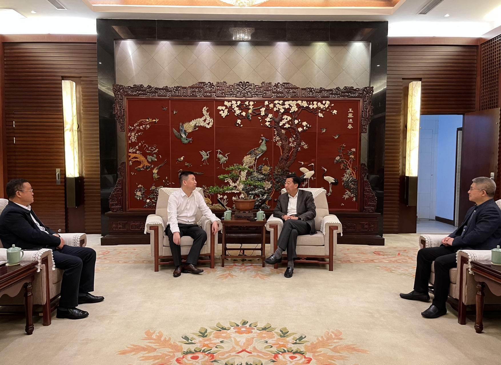 1684116944856409.jpg 刘拥华与潘学元就深化合作进行座谈交流.jpg