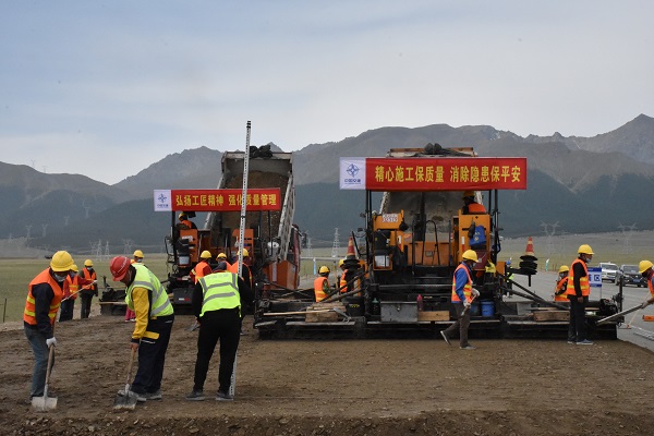 1594018750451143.jpg 新疆G575土建一标路面底基层试验段成功摊铺 (2).jpg