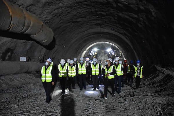 1605358617511765.jpg 中交一公局集团副总经理李英俊一行赴新疆G575项目进行“冬三早”检查.jpg