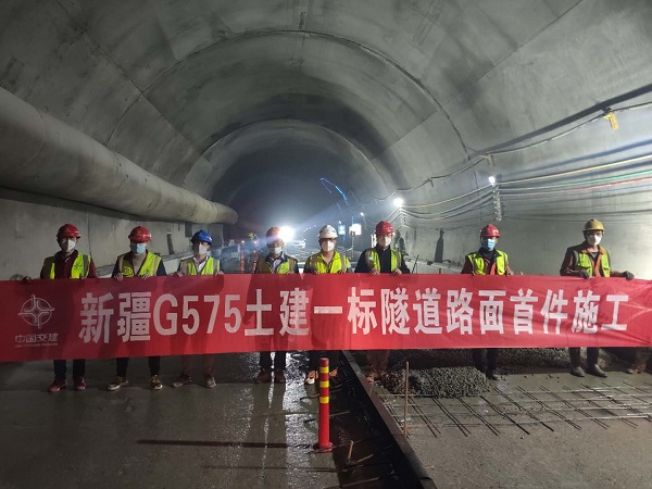 1596253938587283.jpg 新疆G575土建一标东天山隧道水泥混凝土路面首件施工.jpg