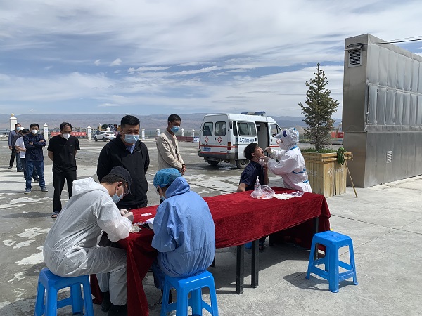 1596097352188679.jpg 新疆G575土建一标组织新冠肺炎病毒核酸检测.jpg