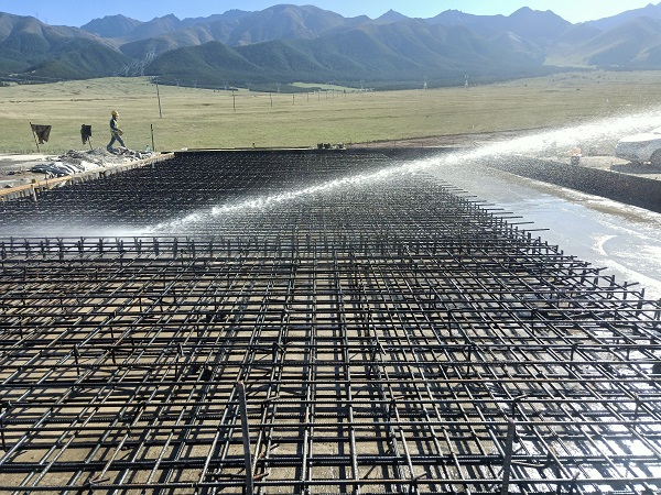 1596961007511292.jpg 新疆G575土建一标桥头搭板浇筑顺利完成.jpg