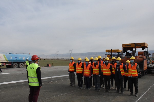 1596936890697331.jpg 新疆G575土建一标路面底基层摊铺顺利完成.JPG