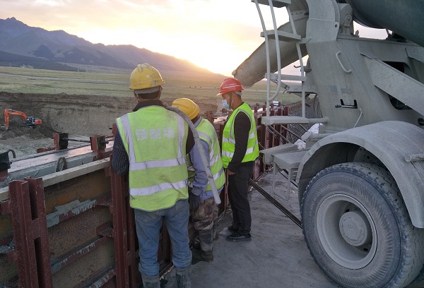 1596529379702792.jpg 新疆G575土建一标防撞护栏首件顺利浇筑.jpg