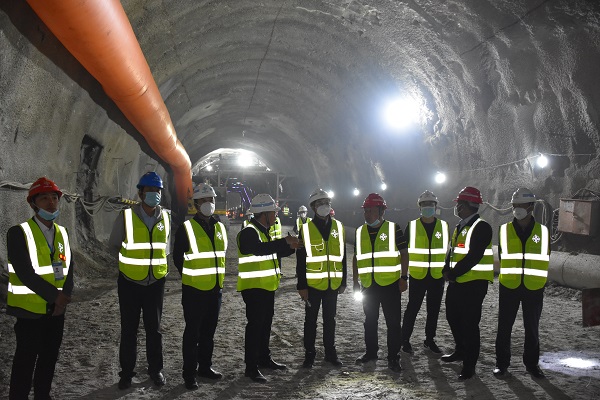 1591872802690736.jpg 中国交建安全质量环保监督部副总经理任福松一行赴新疆G575项目检查指导工作.JPG