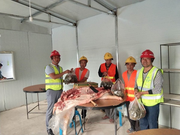 1563680548607310.jpg 为一线农民工送上慰问品 - 副本.jpg