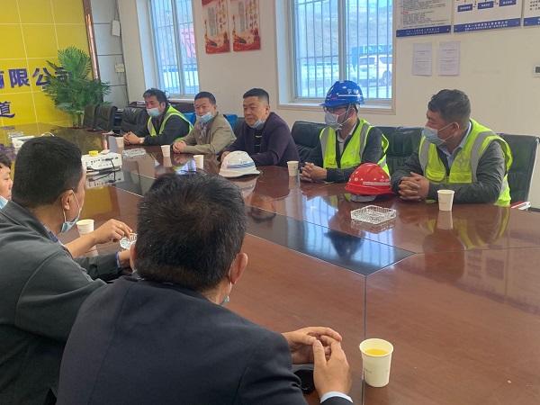 1591066377682131.jpg 6月1日 哈密市政协委员乔连生一行到新疆G575土建一标观摩学习.jpg