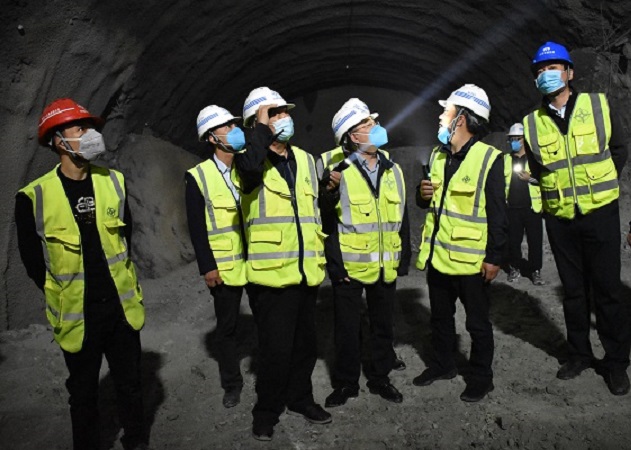 1589589153391827.jpg 隧道专家一行实地考察研讨东天山隧道1号风机房变更事宜.JPG