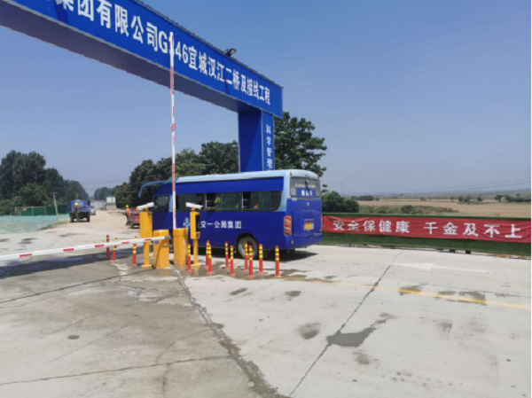 1592795220638618.jpg 通勤车到达工地.jpg