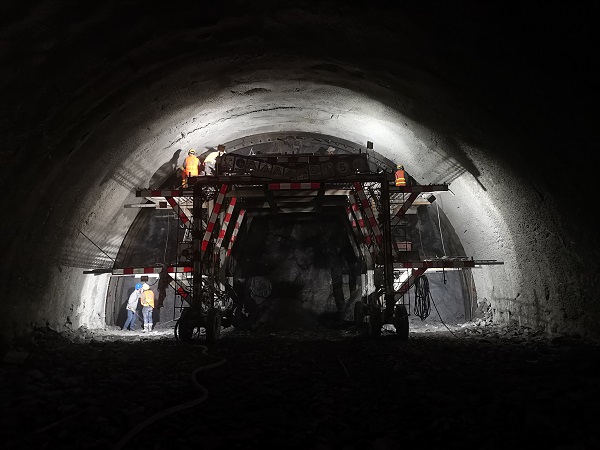 1562914317566890.jpg 延崇高速延伸线Y3项目四洞全破百米 - 副本.jpg