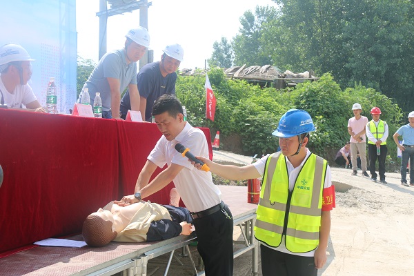 1561621018952685.jpg 应急管理局人员现场讲解心肺复苏、人工呼吸等知识.JPG