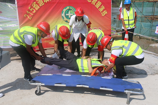 1561621005785598.jpg 救治伤员.JPG