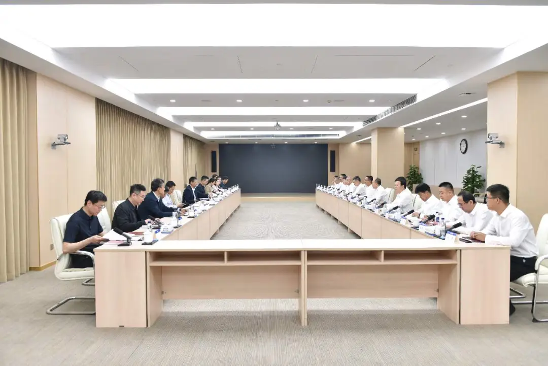 公司主要领导会见北京市朝阳区委副书记、区长吴小杰