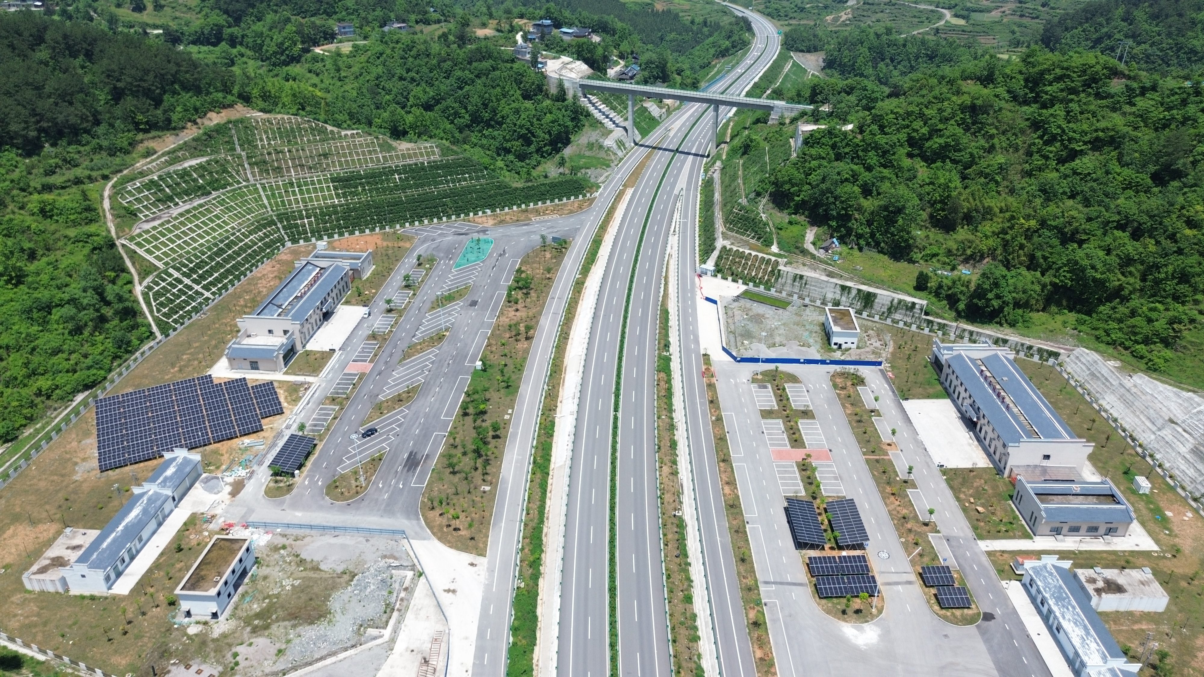 德余高速思南石林服务区(1)