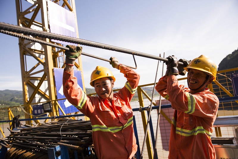 1567416893446729.jpg 并肩奋战,快乐施工.jpg