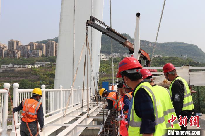 中新网报道：中国大跨径桥梁护栏整体更换工程领域实现重大突破