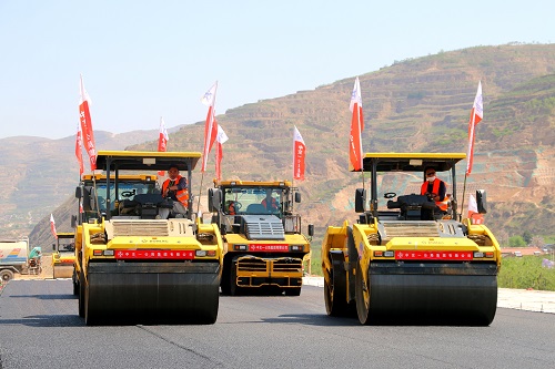 甘肃平天路面项目下面层试验段顺利铺筑完成 (2).jpg