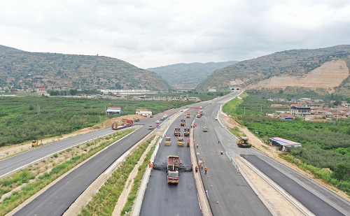 甘肃平天路面项目上面层试验段全线率先铺筑完成.jpg