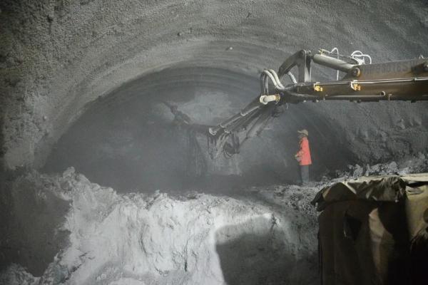 已掘进8.3公里！全长11.77公里的东天山特长隧道建设进展顺利
